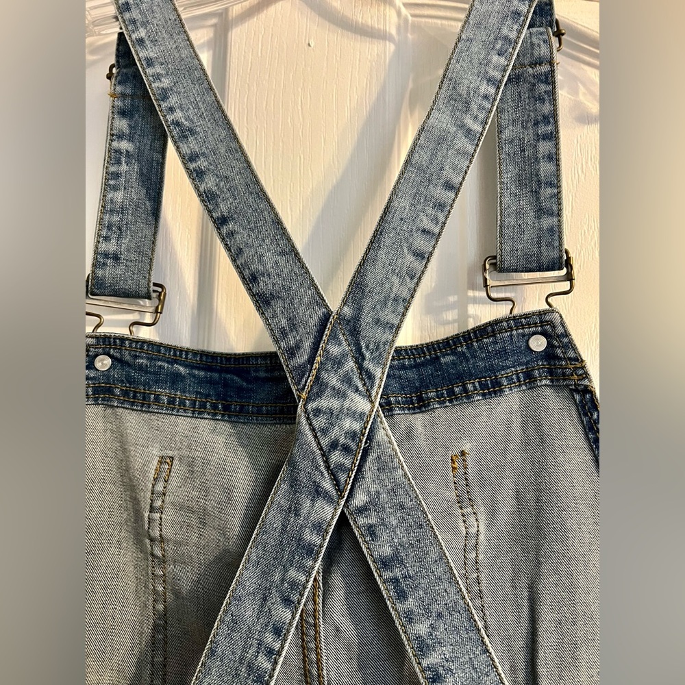 Torrid Light Wash Denim Overall Shorts - 24 - Picture 7 of 9